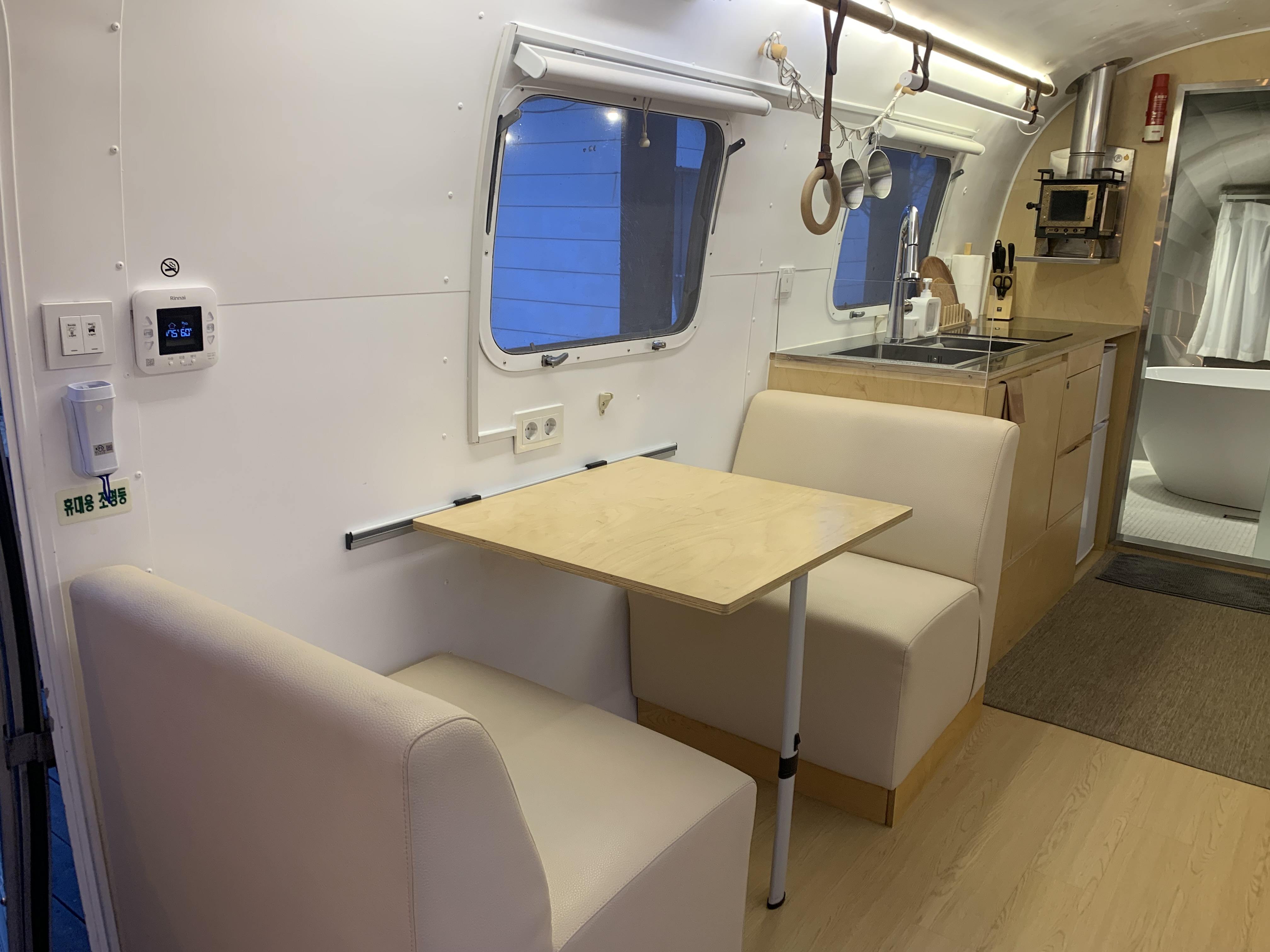 제주도에서 찾은 감성 글램핑 숙소 어라운드폴리 리뷰 - 겨울 에어스트림 숙박 후기