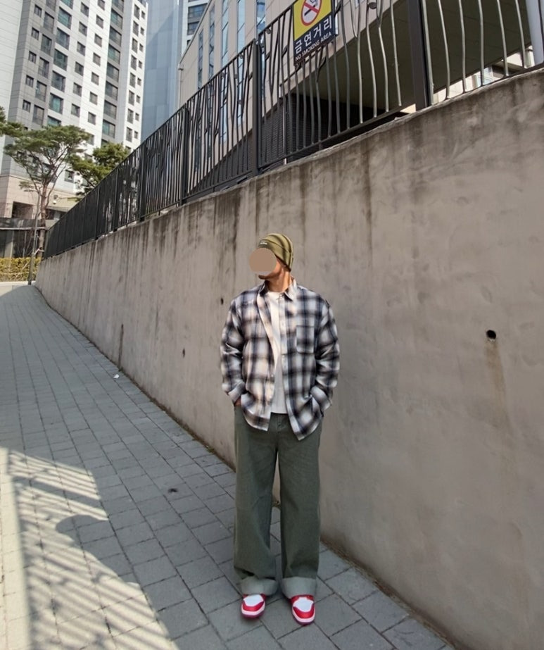 데일리룩('26. 3. 29.)슈프림x뉴에라 비니, 바운더리 오버핏 옴브레 체크셔츠, 무신사스탠다드 티셔츠, 그리너리크리드 와이드 데님팬츠, 나이키 덩크 로우 레트로 유니버시티레드