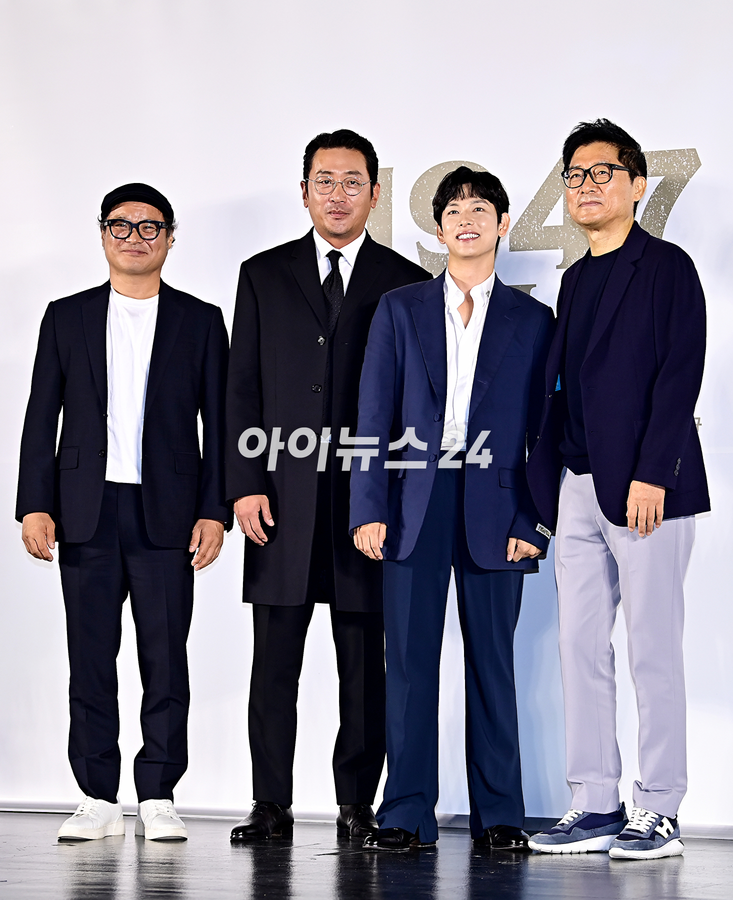 배우 김상호, 하정우, 임시완, 강제규 감독이 31일 오후 서울 광진구 롯데시네마 건대입구에서 열린 영화 &rsquo;1947 보스톤&rsquo; 제작보고회에서 포토타임을 갖고 있다. [사진=곽영래 기자]