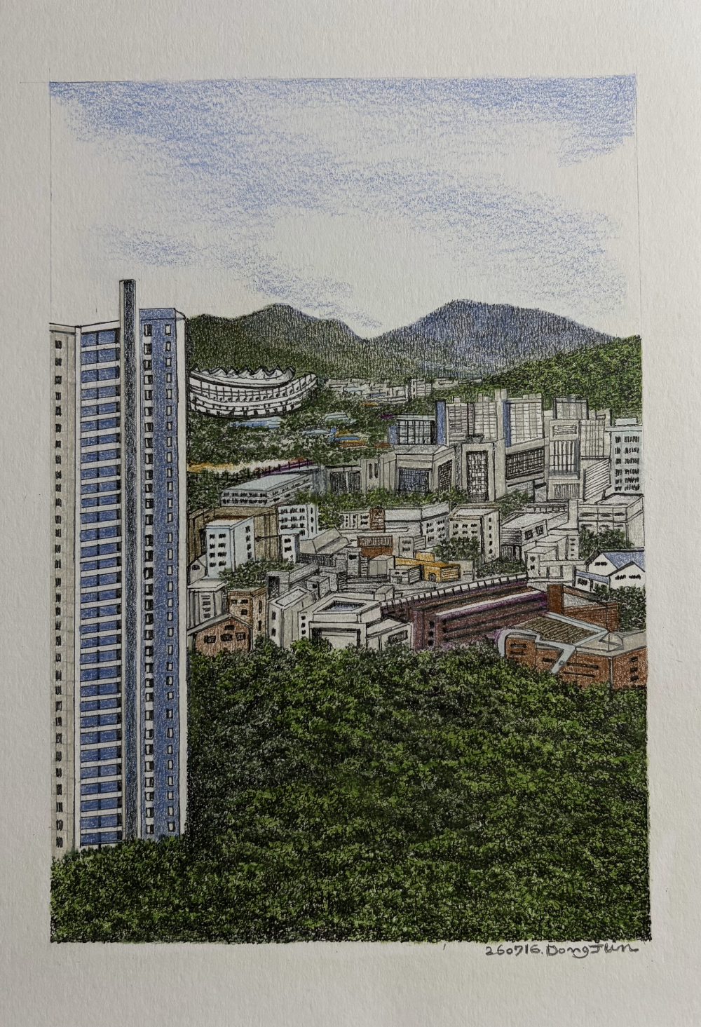 고층 아파트와 주변 빌딩, 숲과 산을 펜선과 색연필로 단순화해 표현한 도심 풍경 완성작