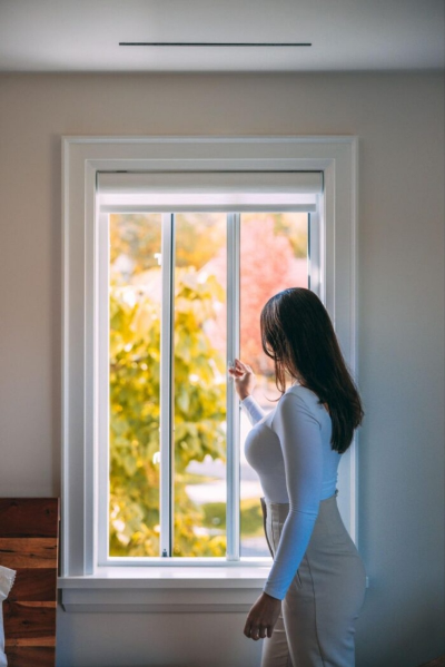아침에 창문을 열어 환기하며 하루를 시작하는 조용한 실내 모습