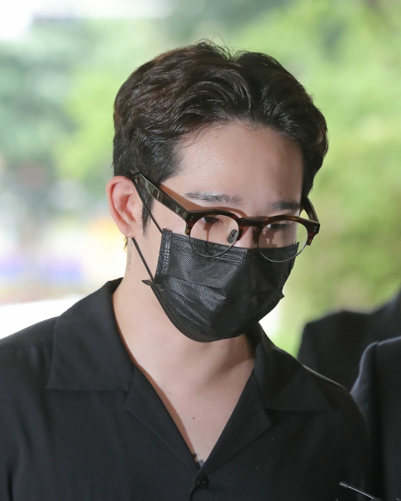 마약 투약 혐의를 받는 가수 남태현이 18일 서울 마포구 서울서부지방법원에서 열린 구속 전 피의자 심문에 출석하고 있다. [사진=뉴시스]