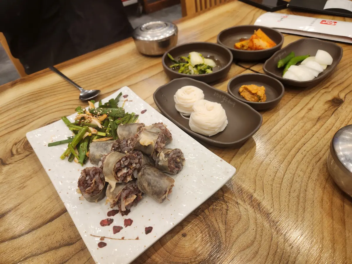 은평구-구파발-순대국-맛집-고향옥얼큰순대국-사이드메뉴-가성비-좋은-접시순대-부추-양파-겉절이-기본반찬-열무김치-배추김치-깍두기