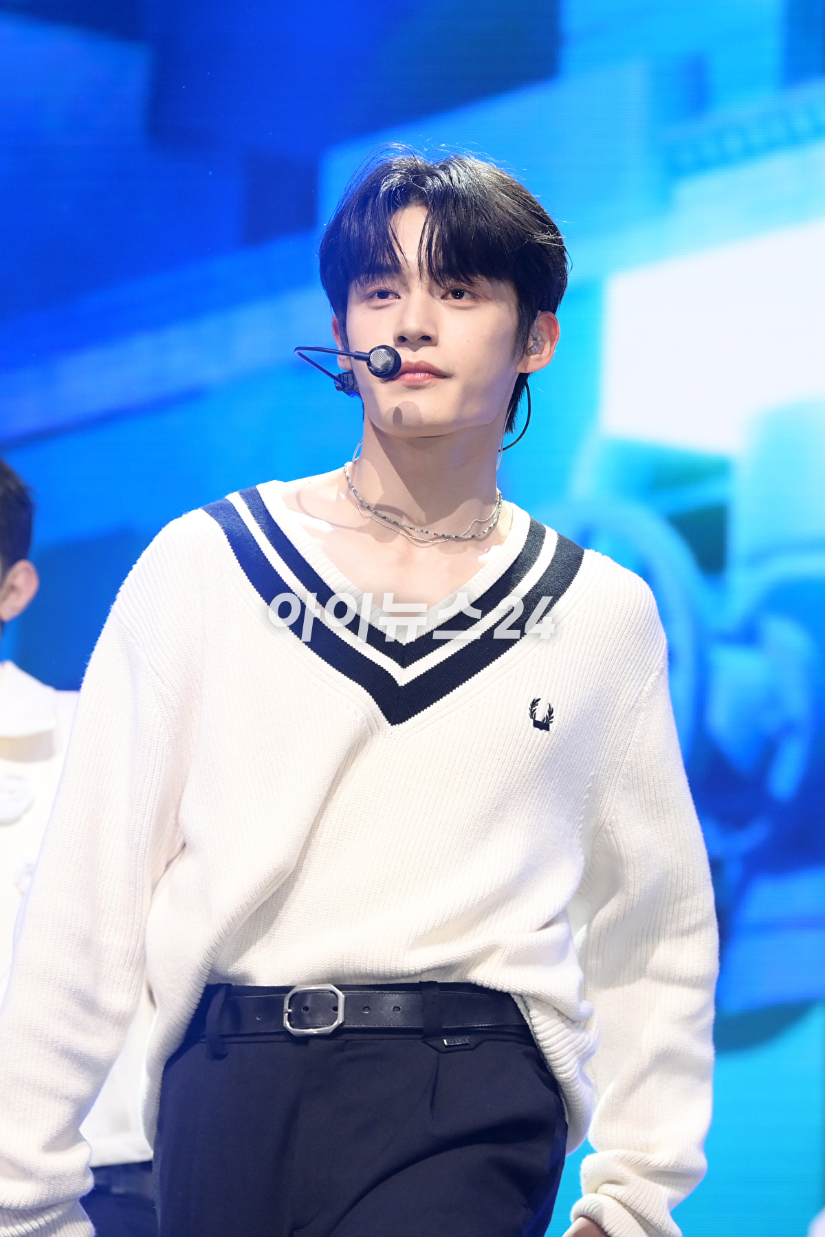 그룹 제로베이스원 김지웅이 10일 오후 서울 광진구 광장동 예스24라이브홀에서 열린 제로베이스원(ZEROBASEONE) 데뷔 쇼케이스에 참석하고 있다. [사진=정소희 기자]