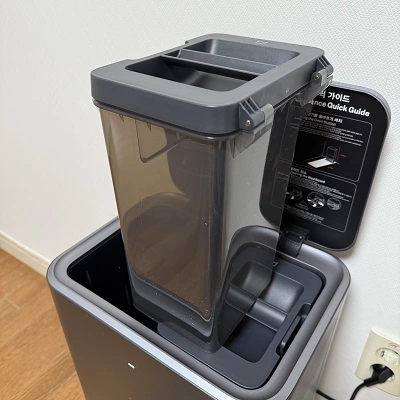 분리 가능한 오물통과 물통