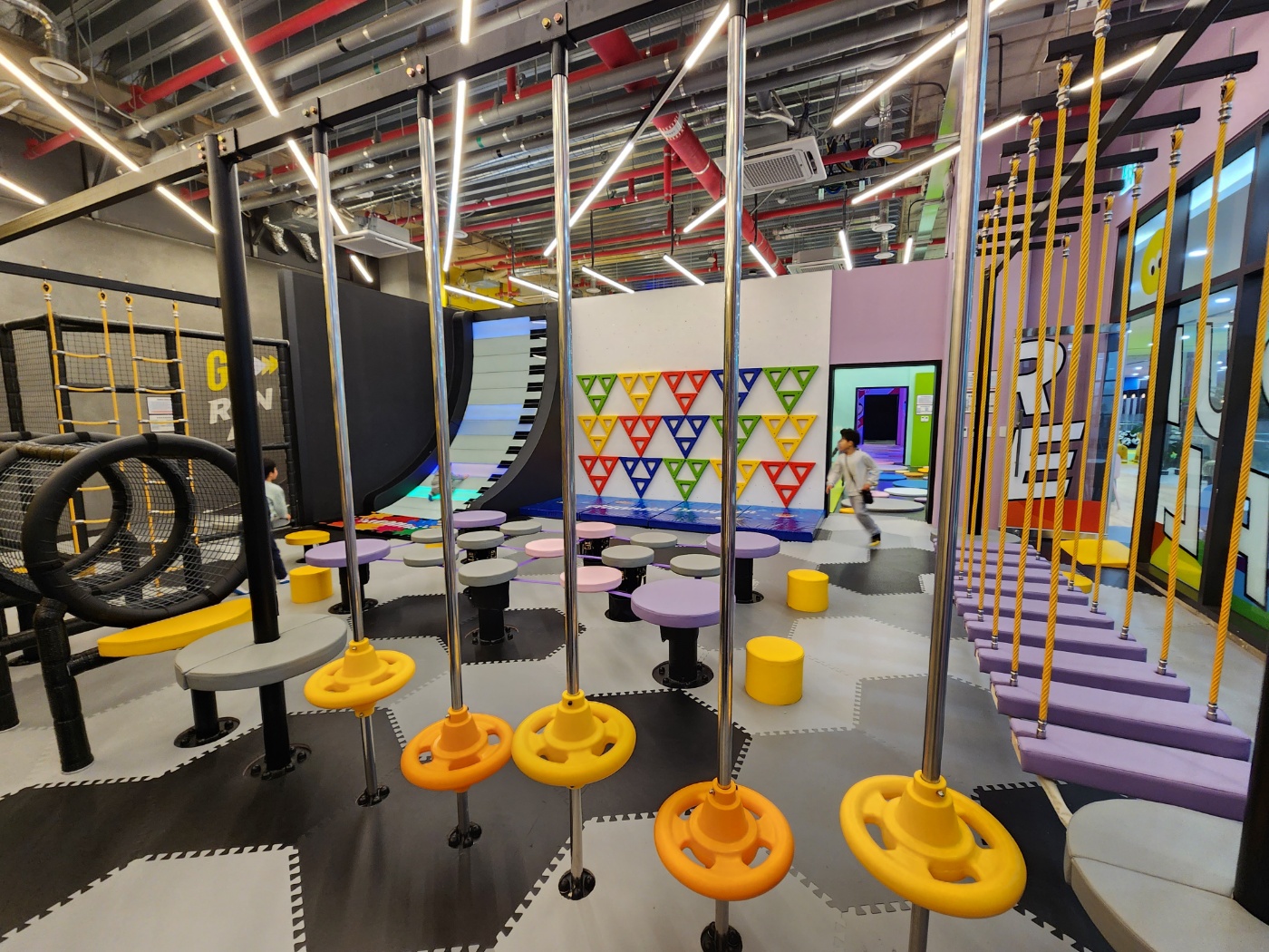 징검다리 놀이터같은 놀이시설이 있는곳