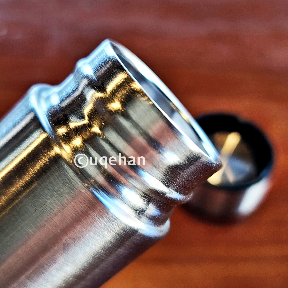 다이소 슬림 미니 텀블러 가 스테인레스 재질인 것을 보여주고 있다.