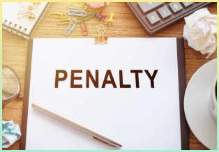 비즈니스 액세서리로 둘러싸인 나무 책상에 페널티 알림 클로즈업