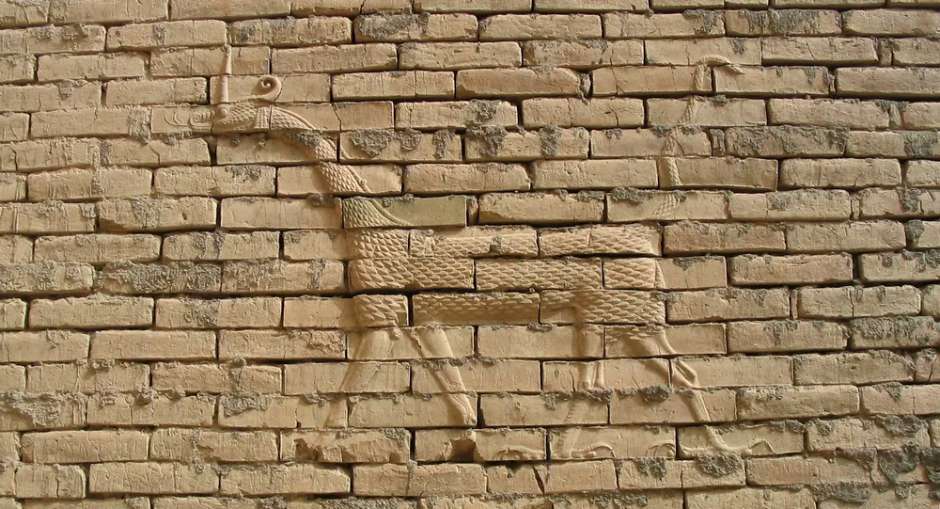 바빌론 이슈타르 문 벽돌에 조각된 전설 속 생물 무쉬후슈(Mu&scaron;ḫu&scaron;&scaron;u)의 부조. 몸통은 비늘&amp;#44; 얼굴은 용처럼 표현되어 있다. 