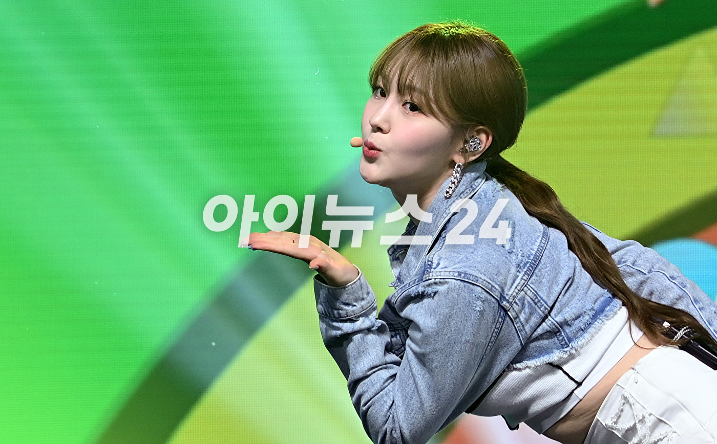 그룹 케플러 김채현이 20일 오후 서울 광진구 광장동 예스24라이브홀에서 열린 두 번째 미니앨범 &#39;DOUBLAST&#39; 발매 기념 쇼케이스에 참석해 공연을 하고 있다. [사진=김성진 기자]