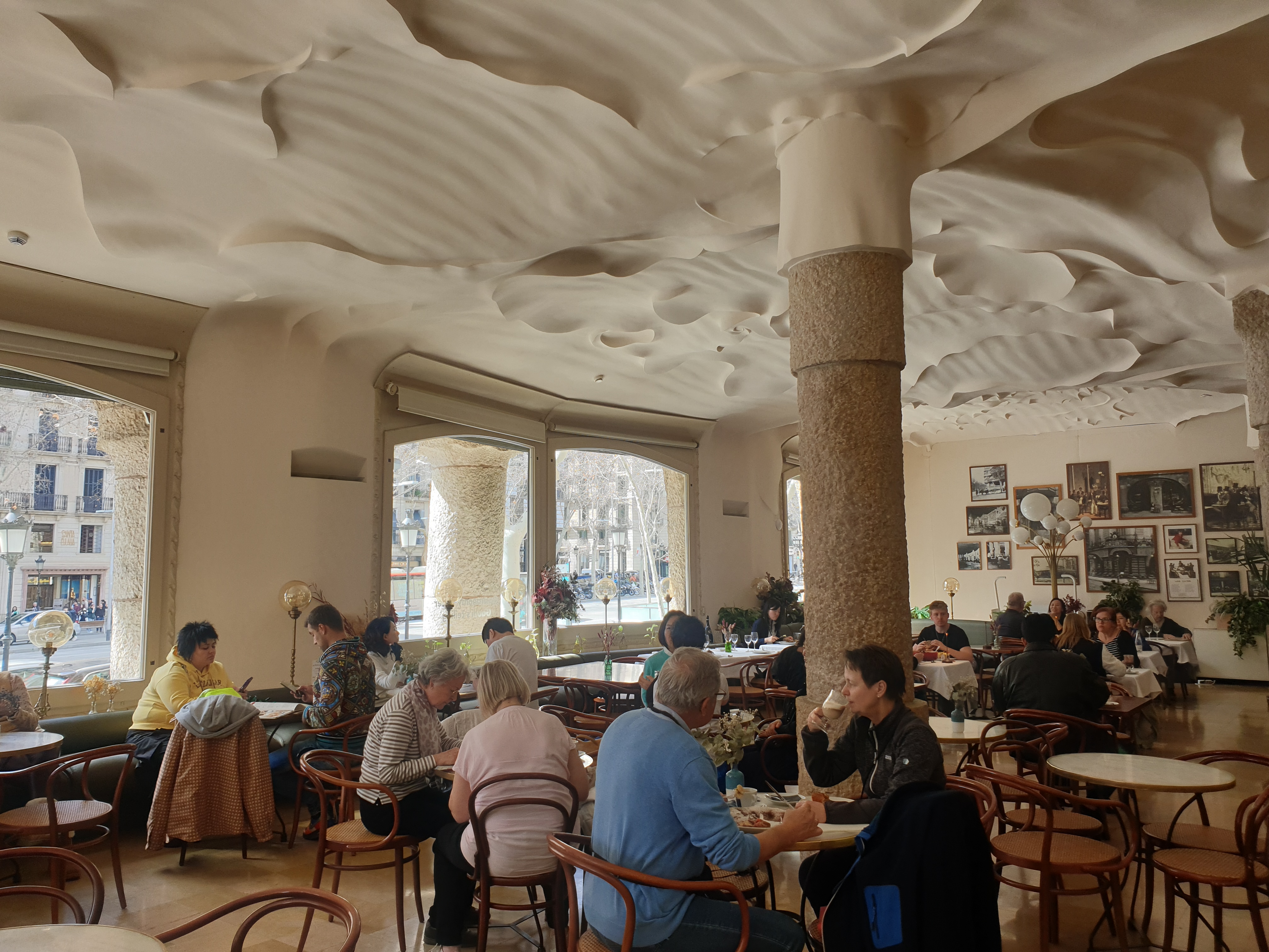 카사밀라 내부 카페