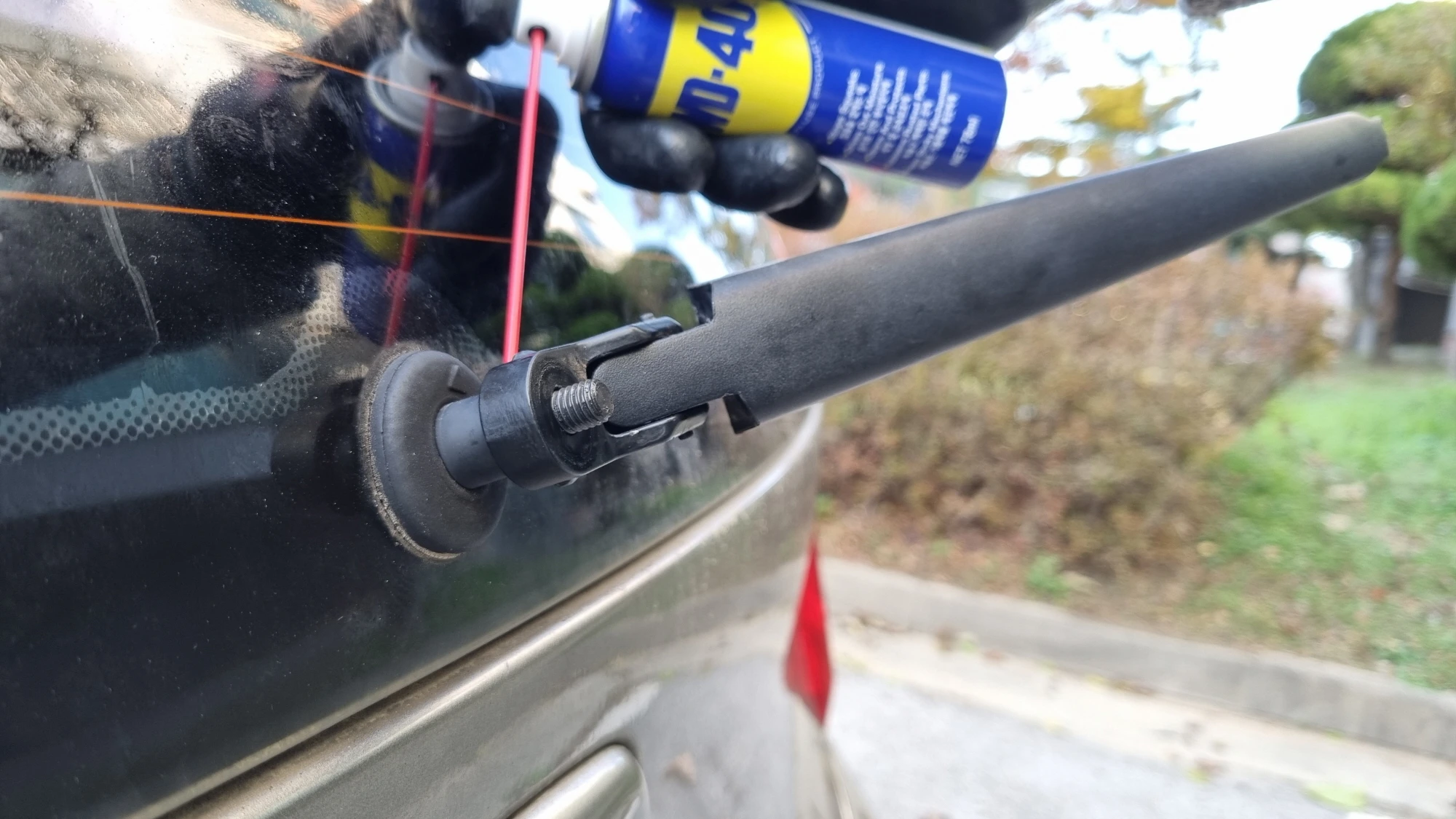 방청 윤활유 뿌리는 모습