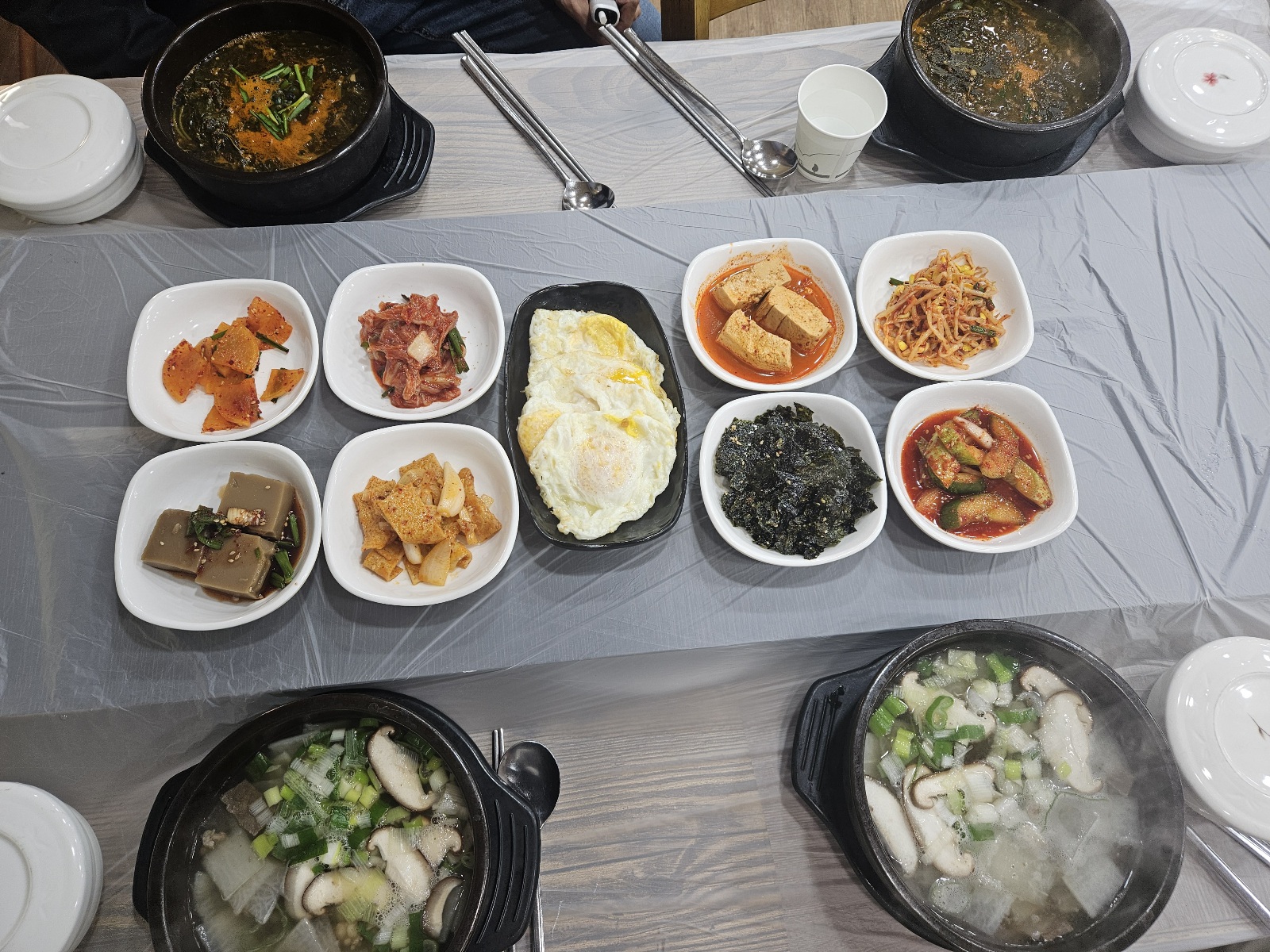 시골집 식당의 소고기무국, 올갱이해장국 한상차림 세팅