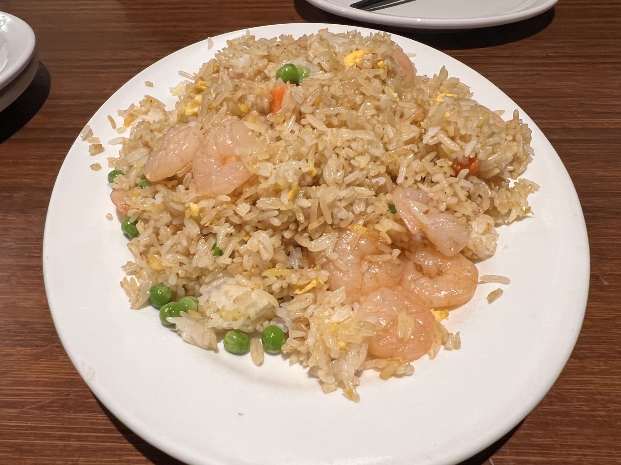 볶음밥. 사진에는 잘 티가 안나는데, 성인 남성인 내게도 양이 무지하게 많다.