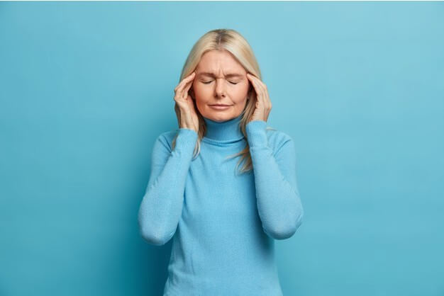 머리가-아파-머리를-만지는-여자