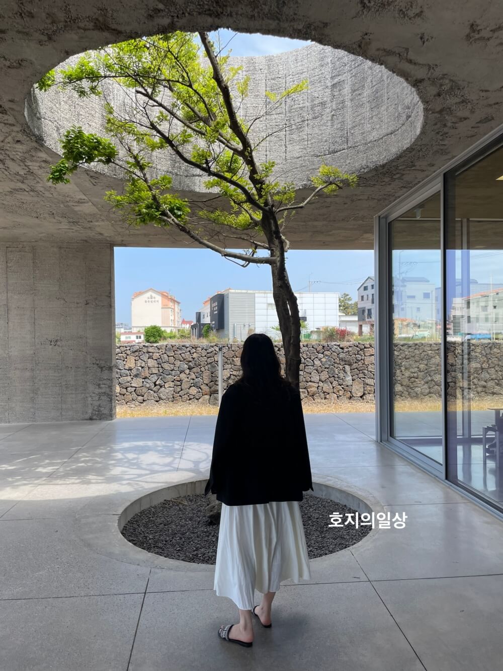 디올 디웨이 뮬 슬리퍼 - 카페 진정성 착용샷