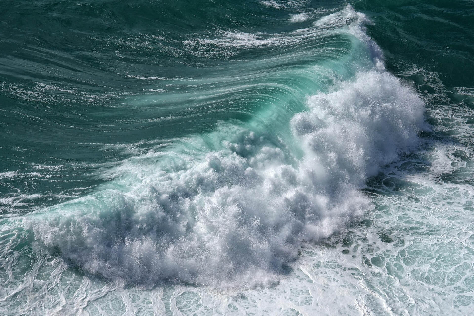 파도 치는 꿈 해몽 총정리 🌊 상황별 의미와 심리 분석