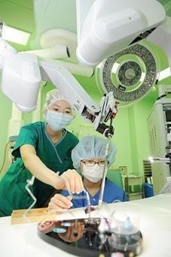 수술하는-로봇을-새로-들여와-의사와-간호사가-시험을-하는-모습