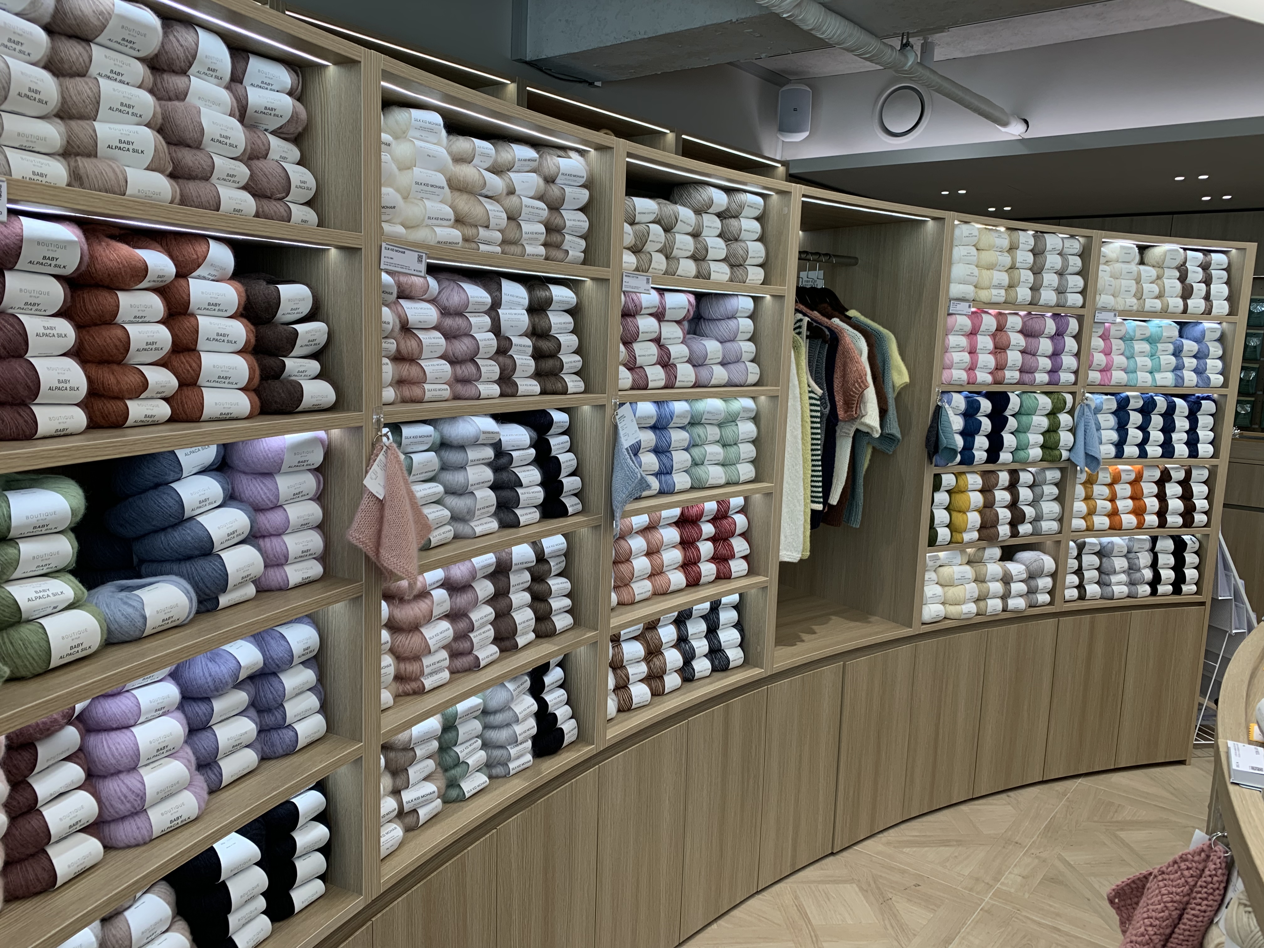 쎼비하우스2층 다양한 뜨개실을 판매하는 매대 모습