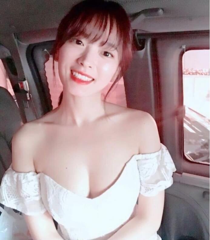 자동차안에앉아있는-머리묶은여성의모습