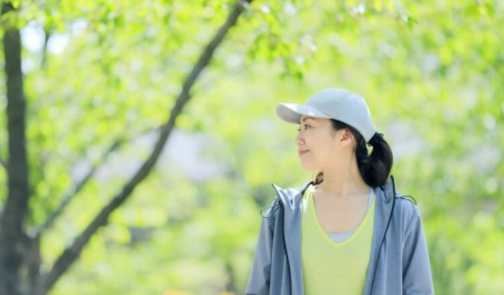 산책하는 여성