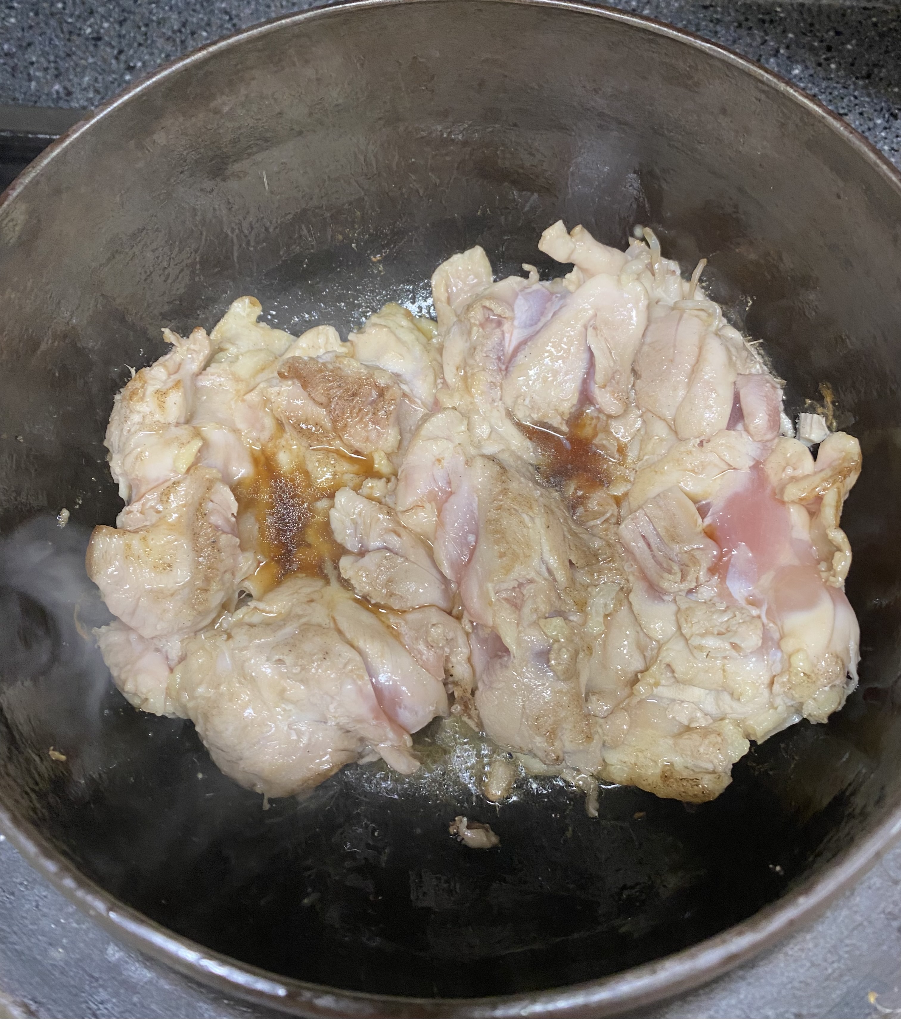 닭다리살 위에 소금과 간장 간을 한 모습