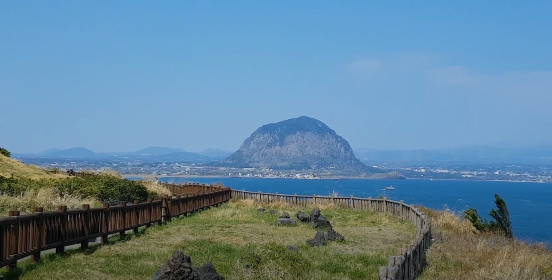 송악산 둘레길에서 보이는 산방산의 모습