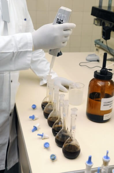 실험병에 성분이 들은 액체를 담고 있는 연구원