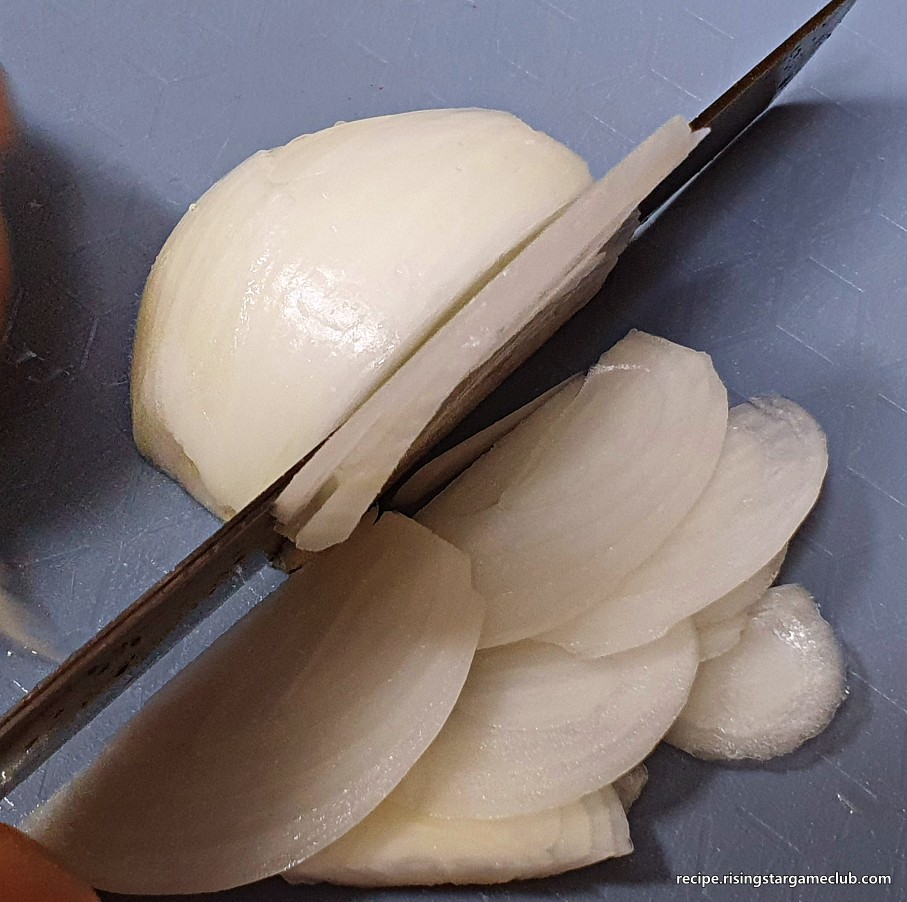 부추 겉절이에 들어갈 양파를 채써는 사진