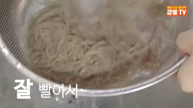 삶은 면을 찬물에 헹구는 모습