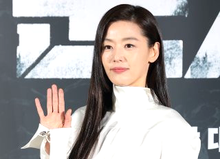군체 영화 개봉일 줄거리 연상호 감독 출연진 전지현 구교환