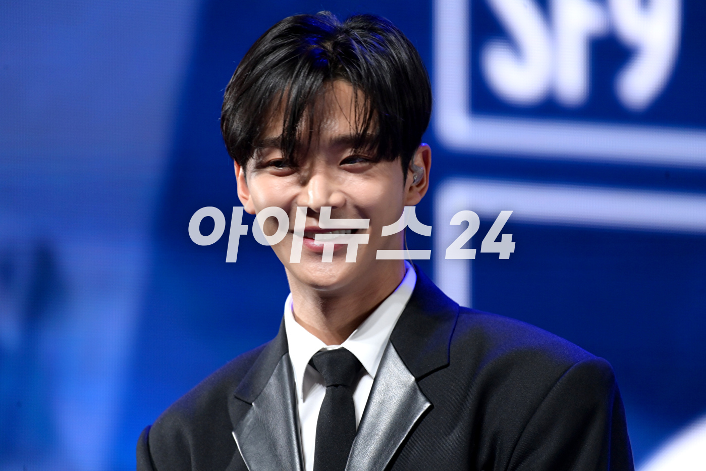 그룹 SF9(에스에프나인) 로운이 9일 오후 서울 광장동 예스24 라이브홀에서 진행된 미니 12집 '더 피스 오브 나인(THE PIECE OF9)' 쇼케이스에서 멋진 무대를 선보이고 있다. [사진=정소희 기자]