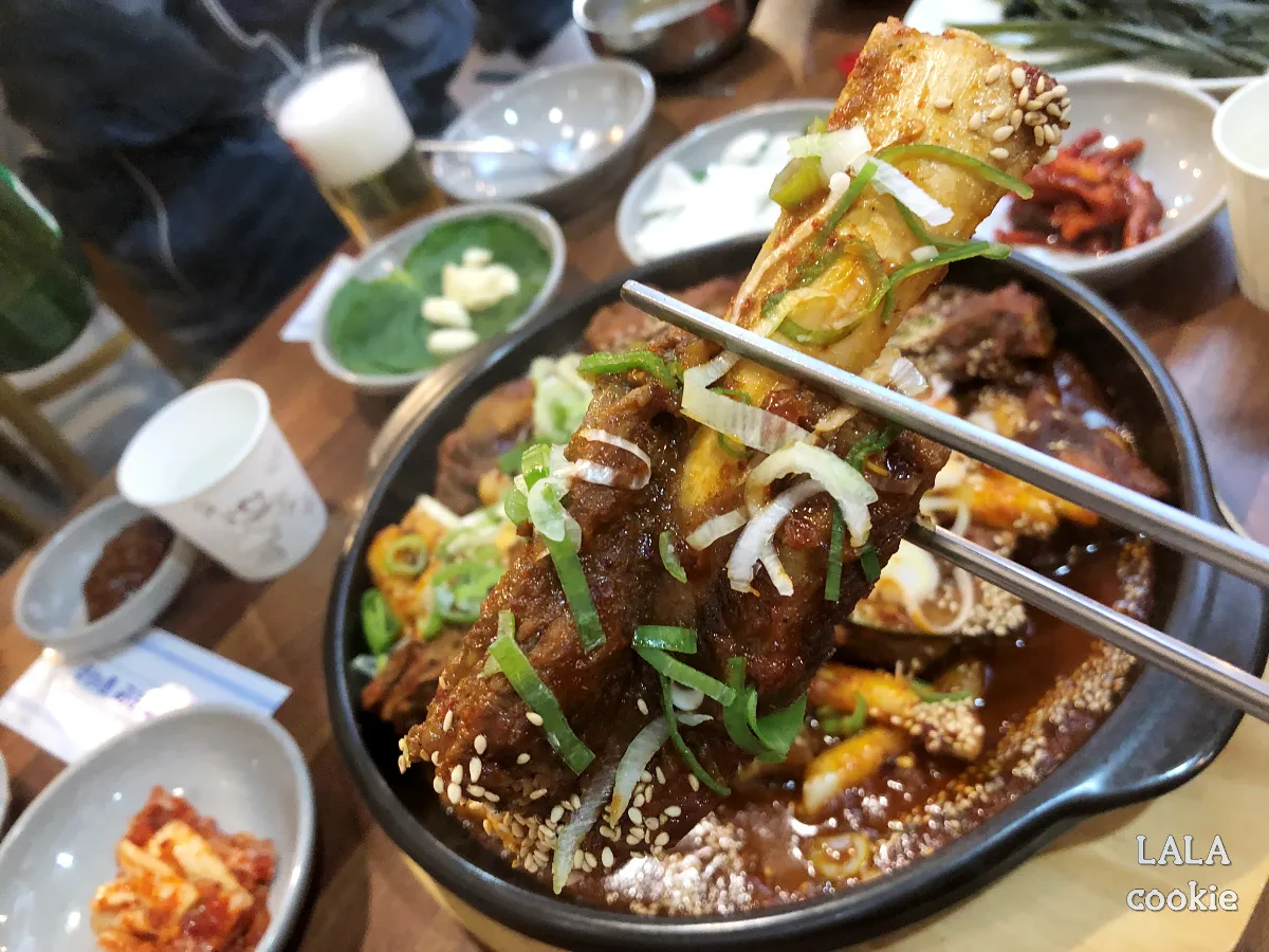창원-마산합포구-댓거리-맛집-시현면옥-갈빗대를-젓가락으로-든-모습