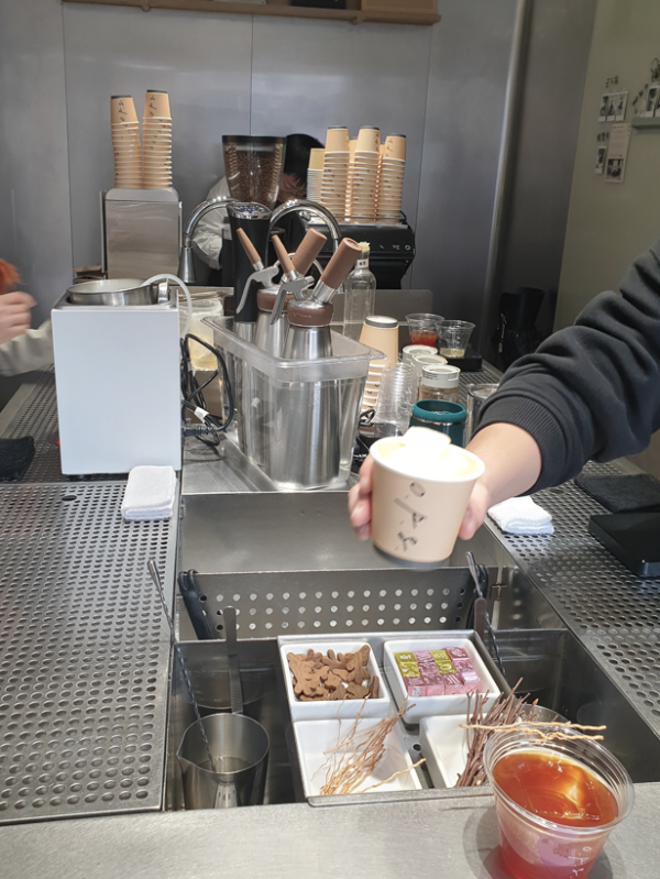 주문을 하고 음료를 받는 공간&amp;#44; 가운데 음료를 제조하는 집기가 있다.