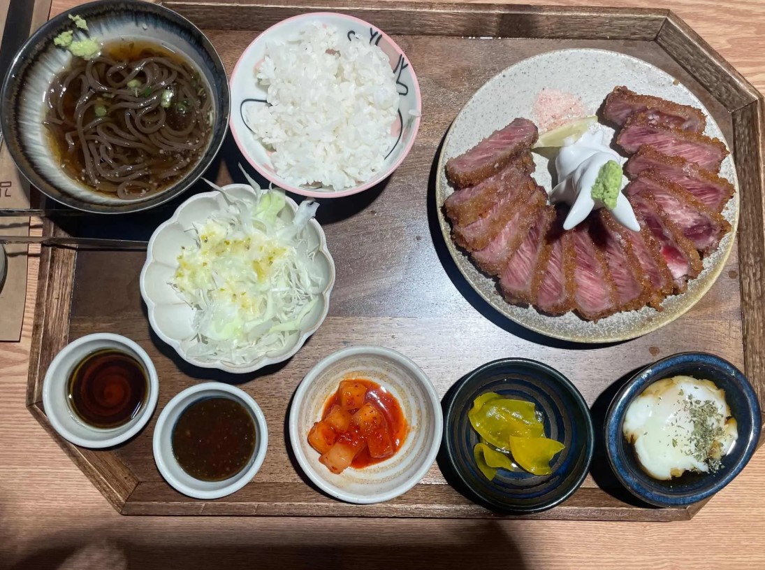 먹음직스러운 규카츠 정식