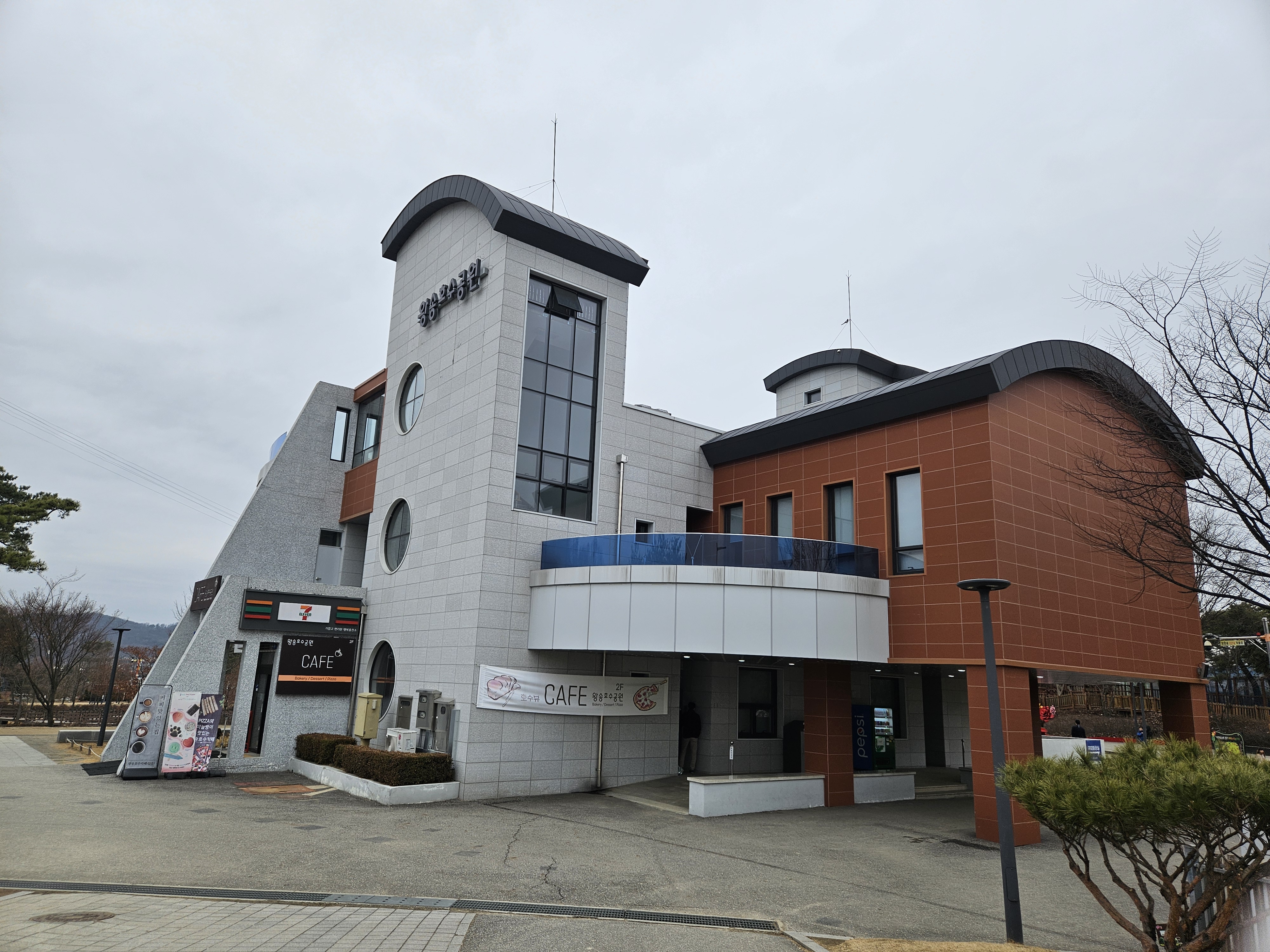 호수뷰가 보이는 카페