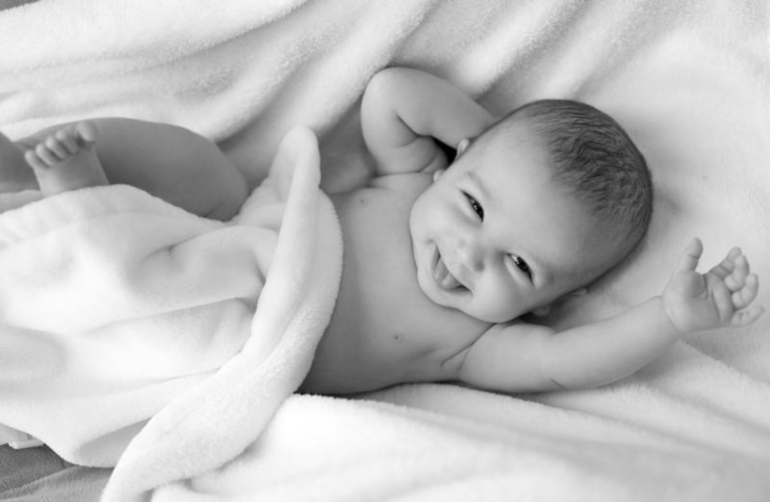 사진 속 아이가 환하게 웃고 있다.