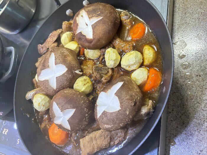 등갈비찜에 표고버섯, 밤, 당근 넣은 사진