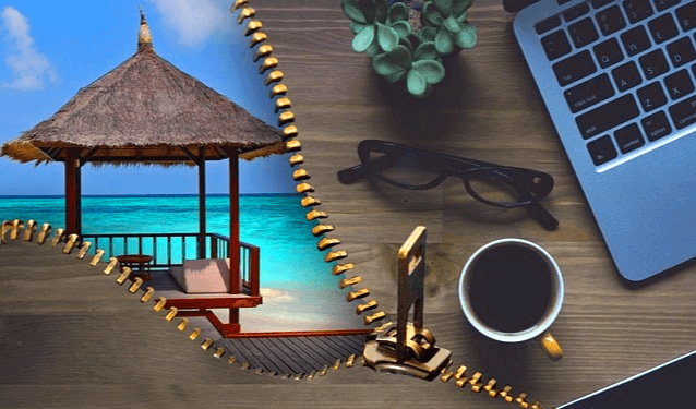 책상에 노트북이 있고 지퍼가 열리는 공간 너머엔 해수욕장과 원두막이 있다.