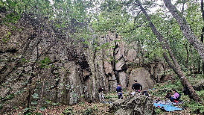 세 남성 암벽타기 점검 중,