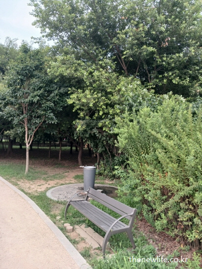 광나루 한강공원 숲길 입구의 벤치와 음수대 – 발 세척이 가능한 세면대 겸 아리수 음수대