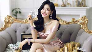 돈을 들고 웃고 있는 여성