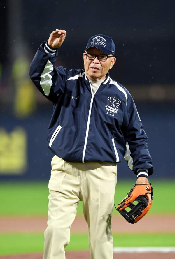 2024 KBO 한국시리즈 1차전 시구 김응용 전 프로야구 감독