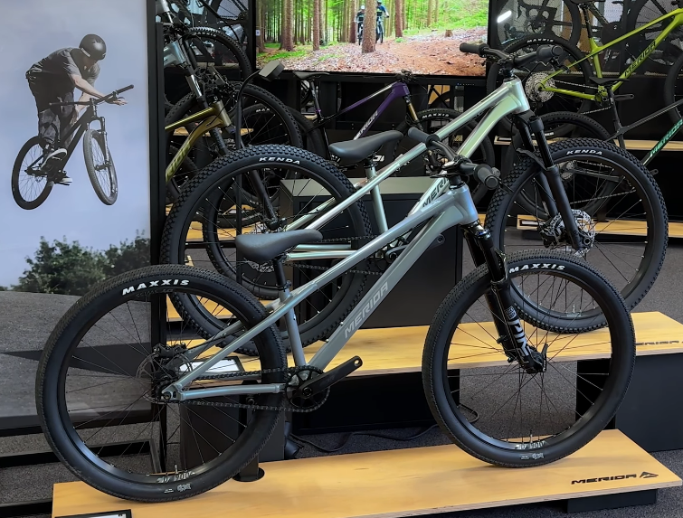 더트 점프 및 펌프 트랙에 특화된 프리미어급 모델 Merida Dirt 700 2026년형 산악자전거