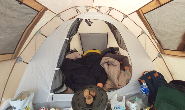 텐트 속 꿀잠