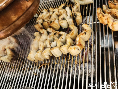 하남 미사장어명가 숯불 석쇠 위에서 노릇하게 구워지는 장어구이