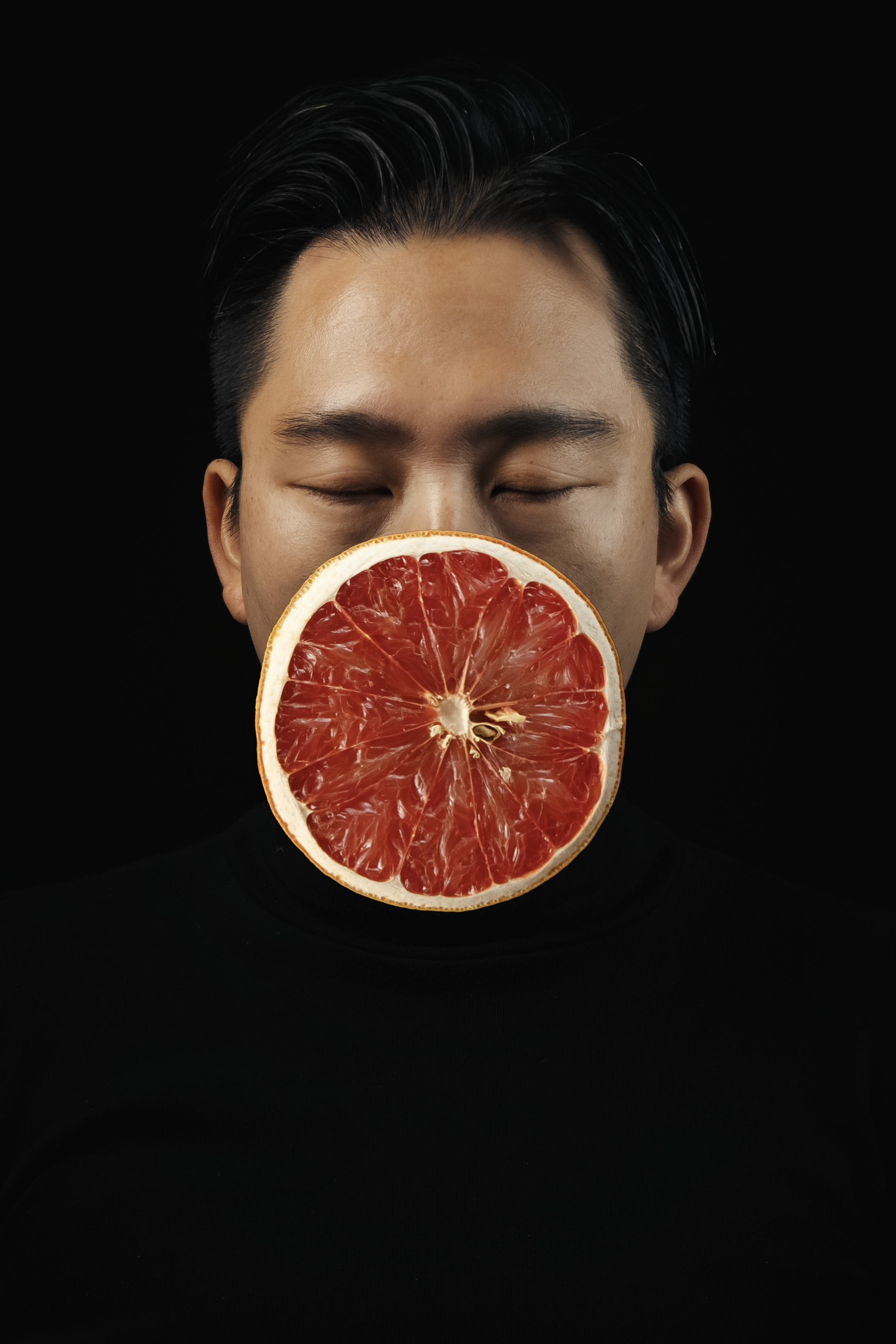 과일과 함께 찍은 인물 초상