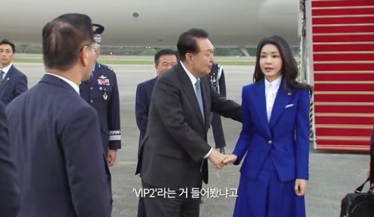 영부인 김건희 여사 의혹을 다룬 다큐 영화 '퍼스트레이디'가 개봉 3일 만에 누적 관객 수 1만명을 돌파했다. 사진은 영화 '퍼스트레이디' 속 한 장면. [사진=퍼스트레이디]