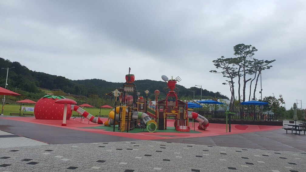 가을 사계절 놀이터 모습