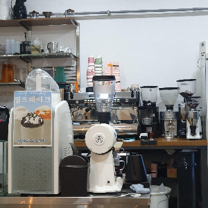 상암동 카페 : 타셋 커피 로스터스 리뷰_그라인더와 커피머신